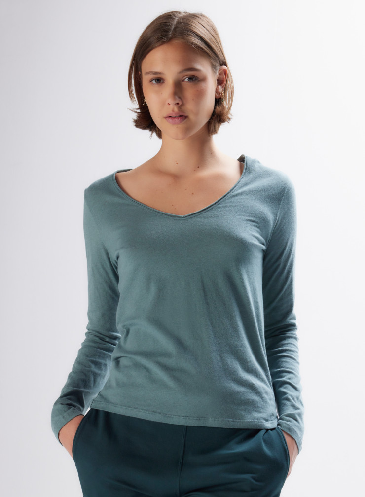 Long-sleeved v-neck t-shirt - Woman