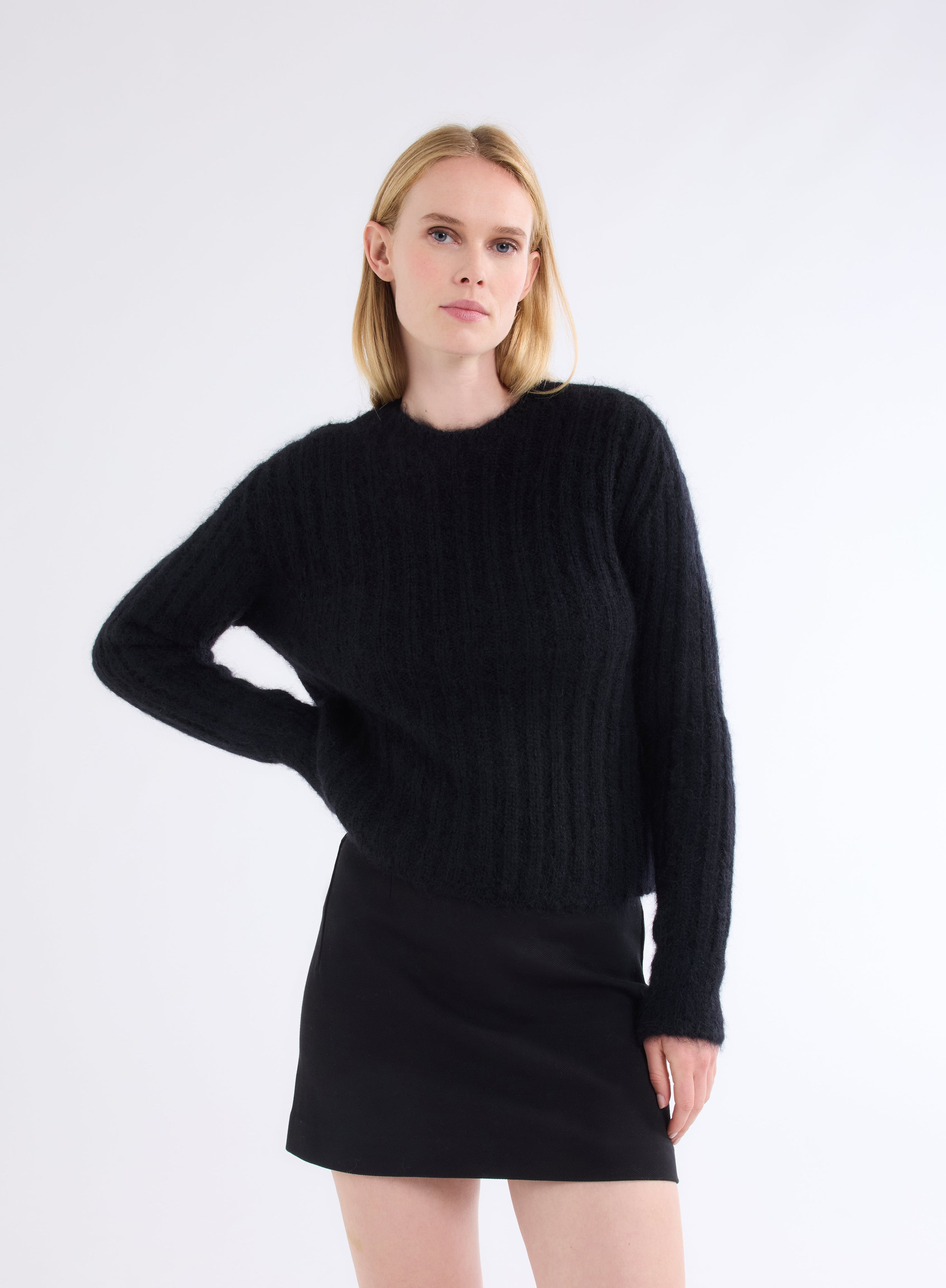 Pull noir col roulé femme sale