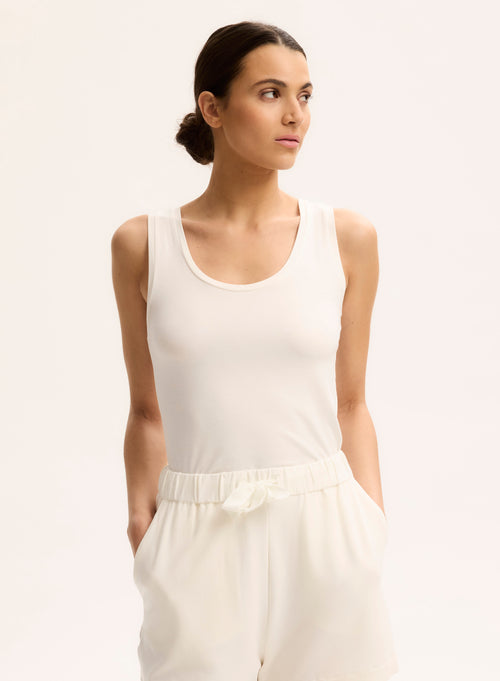 Camiseta de tirantes blanca con cuello en U - MAJESTIC FILATURES