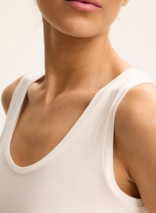 Camiseta de tirantes blanca con cuello en U - MAJESTIC FILATURES