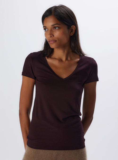 T-shirt Aubergine Col V Manches Courtes en Viscose et Élasthanne - MAJESTIC FILATURES