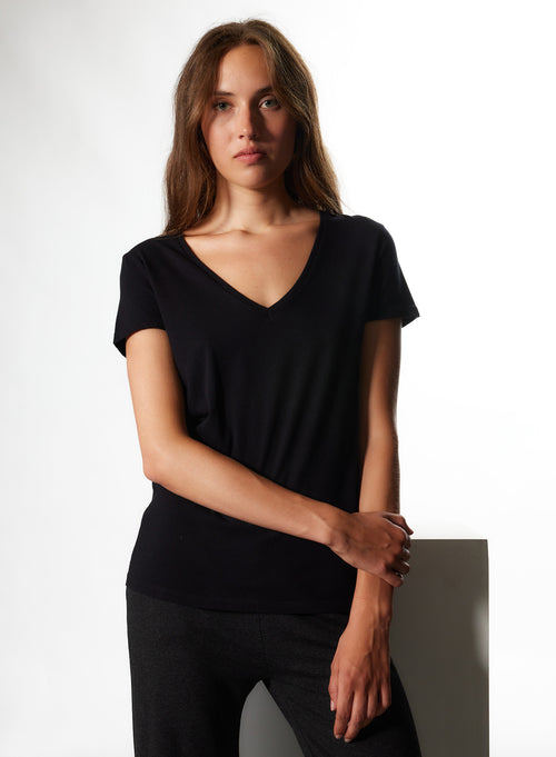 T-shirt Noir Julia Col V Manches Courtes en Deluxe Coton - MAJESTIC FILATURES